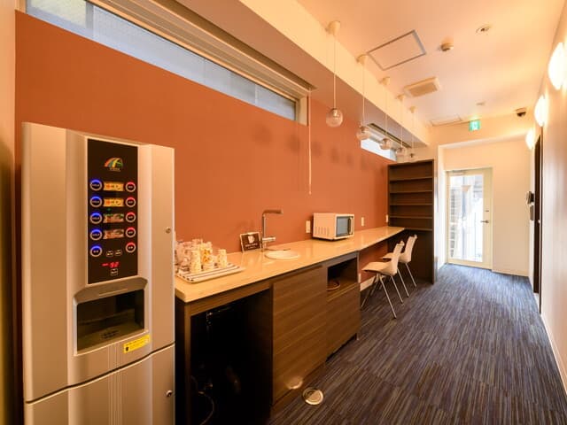 共用スペース_ドリンクスペース。ドリンク代は月額費に含まれるため、その場で払わずに利用いただけます。