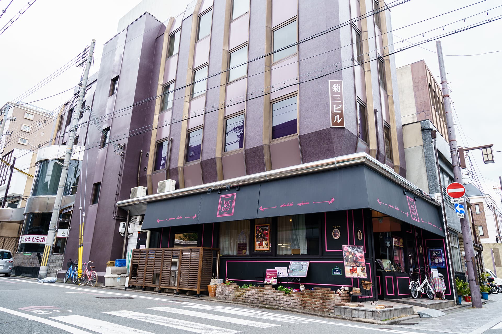 外観_通りの向かいにはコンビニもあります。
