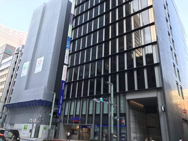 周辺の銀行_ビルの目の前に、みずほ銀行があります。抜群のロケーションです。