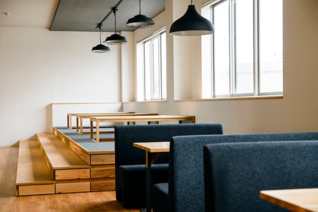 共用部_ソファスペース。休憩や打ち合わせにご利用いただけます。