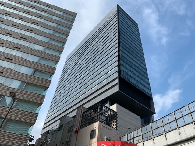 外観_難波エリアを代表する大型ビルです。