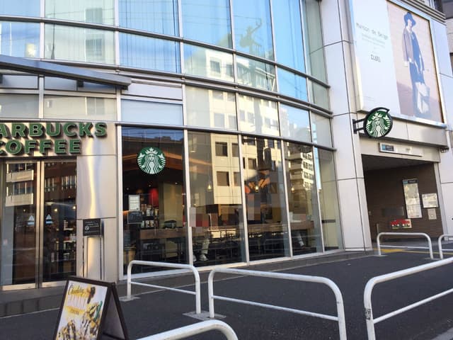 近隣の飲食店_スターバックスコーヒー 北参道店 (徒歩1分)