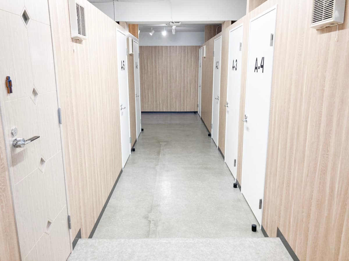 共有部_廊下。各個室はシリンダー錠で施錠できセキュリティ面でも安心です。