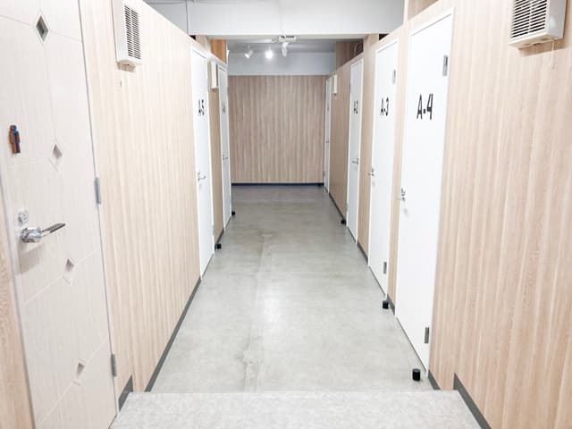 共有部_廊下。各個室はシリンダー錠で施錠できセキュリティ面でも安心です。