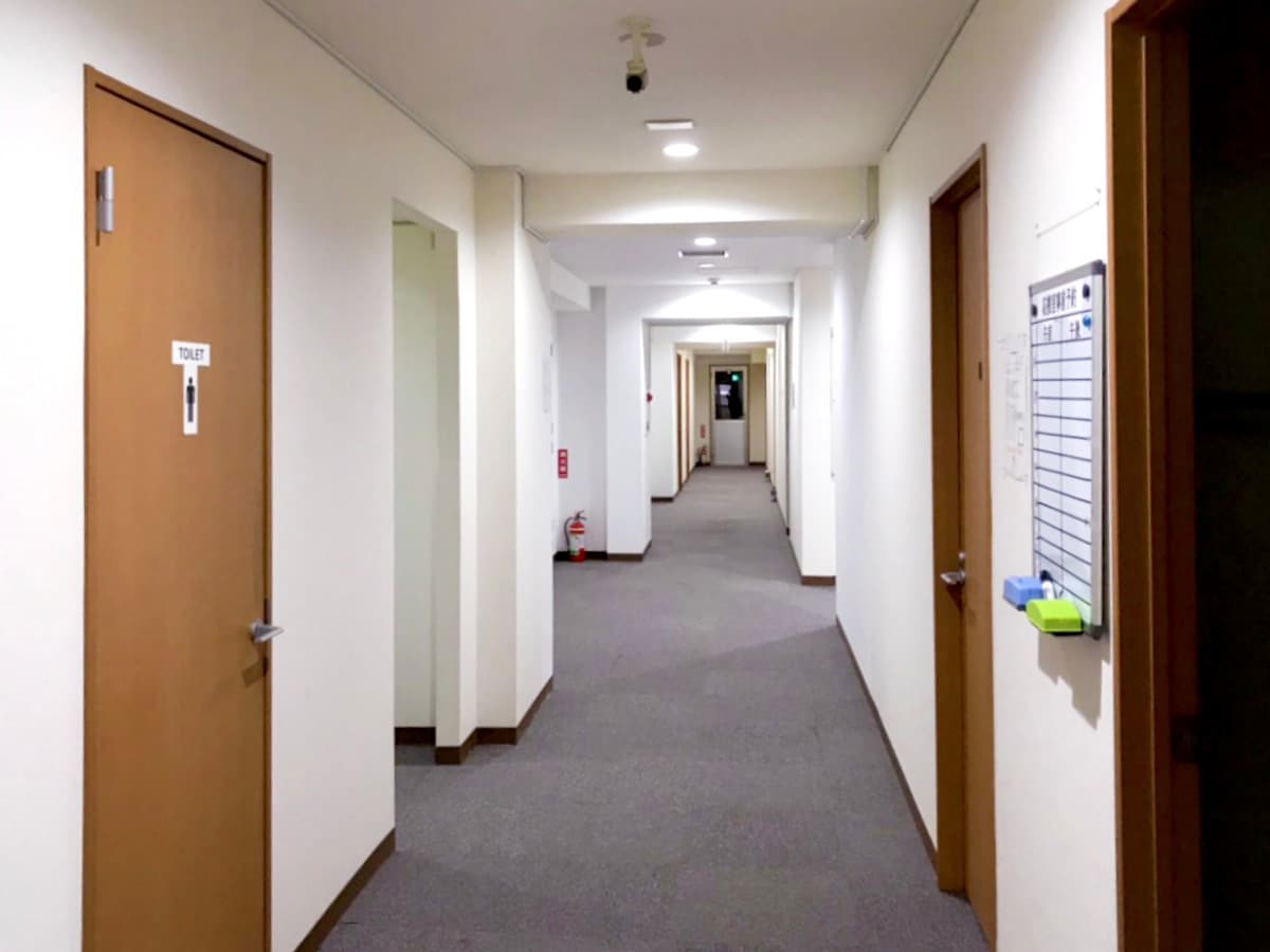 内観_廊下部分の写真です。各個室に鍵がついており、セキュリティも安心です。