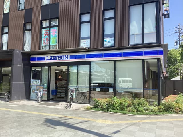 近隣のコンビニ_ローソン 春日井駅南口店(徒歩6分)