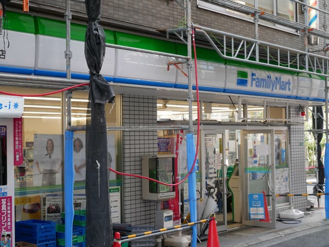 近隣のコンビニ_ファミリーマート 甲東園駅東口店 (徒歩1分)