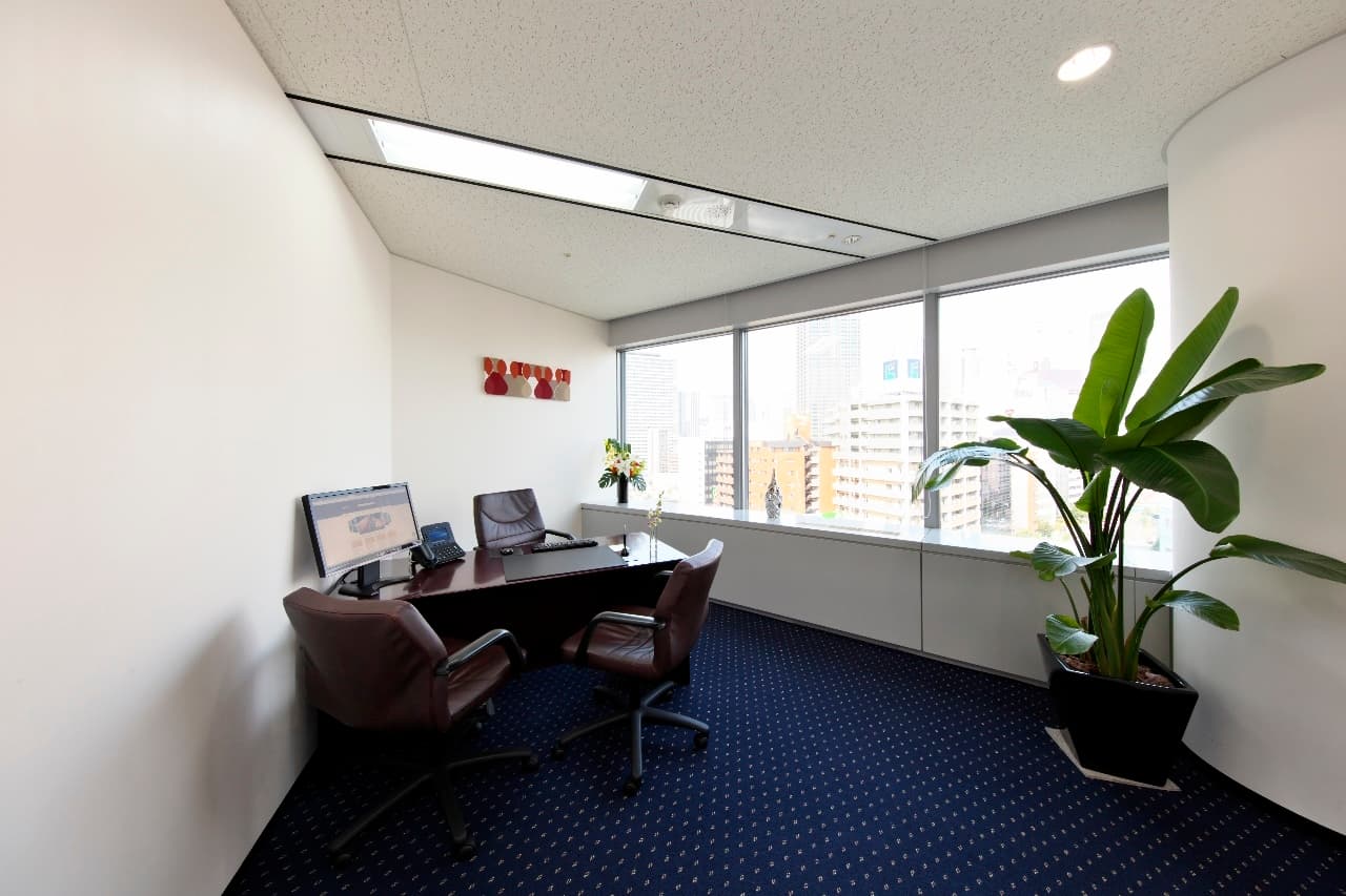 プライベートオフィス_ご入居の際にオフィス家具がご用意されますのでご入居当日からビジネスを行えます