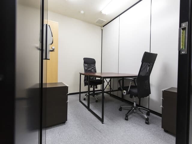 個室_利用人数に合わせた家具を提供しています。