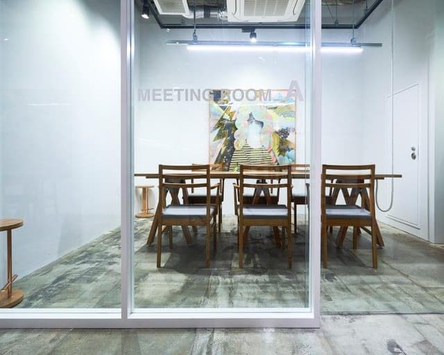 ミーティングルーム_2Fには8名様までご利用可能な会議室をご用意しております。壁面は1面ホワイトボードとなっており、プロジェクターもご使用いただけるため、大変使い勝手の良い会議室です。
