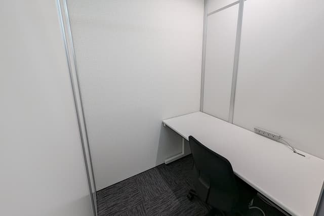 専有部_1名用半個室。(S・SS席)広々としたデスクが用意されています。