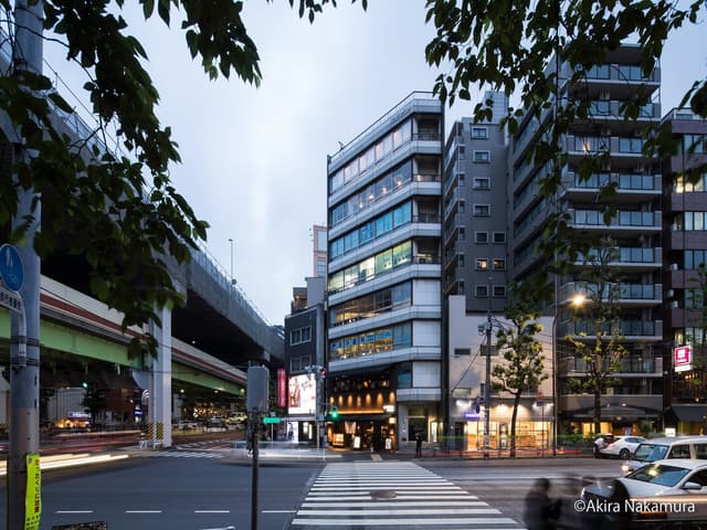 外観_交差点の角に立地し、視認性の高い建物です。