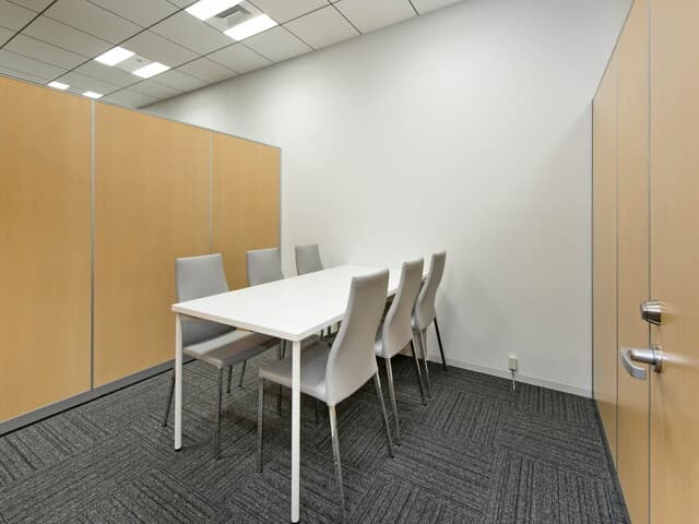 共用部_商談室。有料の商談室は6名まで利用可能で、プライバシーの確保された個室となっています。