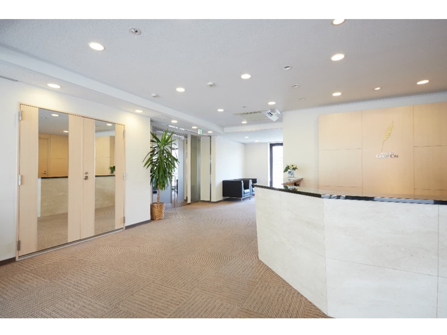 外観_受付。レセプショニストが来客初期対応・内線でのメンバー様お呼び出しを行います。