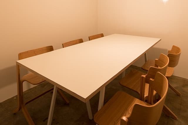 共用部_会議室です。6~14名様まで利用可能な会議室を3部屋ご用意しています。