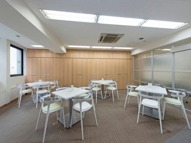 オープンラウンジ。3階には1日3時間まで無料のラウンジもあり、打ち合わせ・面談など様々な場面で利用いただけます。