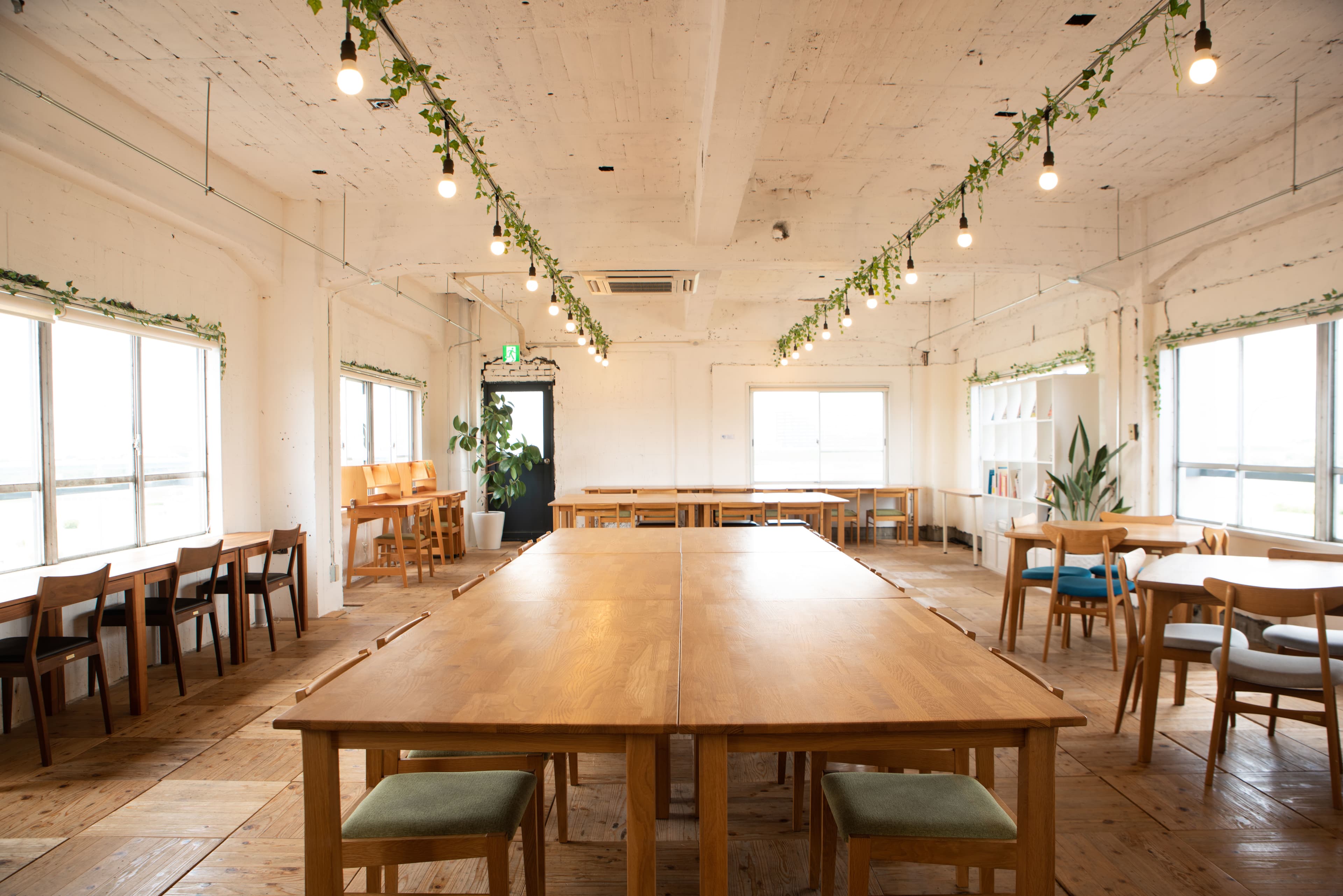 共用部_大きなデスクに向かって作業が出来る、アットホームな空間です。