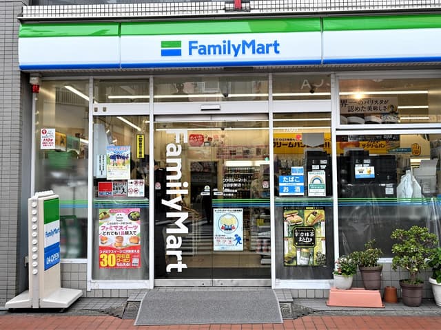 近隣のコンビニ_ファミリーマート 池袋駅東店 (徒歩2分)