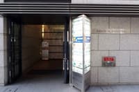 外観_シンプルなオフィスビルのエントランス看板が出ているので来客にも安心です