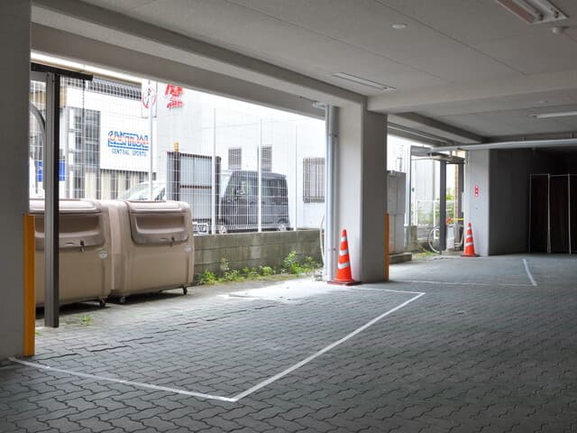 設備_駐車場。オフィスの1階部分には駐車場(有料)があります。