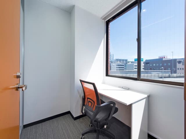 個室_部屋にはゆとりがあり開放的な空間で業務が出来ます。