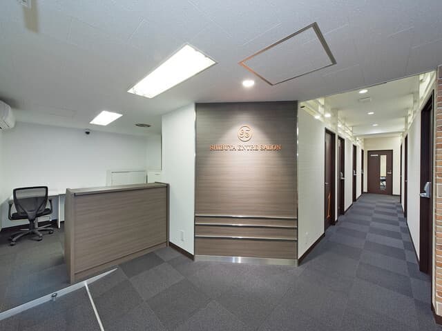 外観_受付。平日9:00~18:00の間スタッフが郵便物対応などの受付対応をしてくれます。