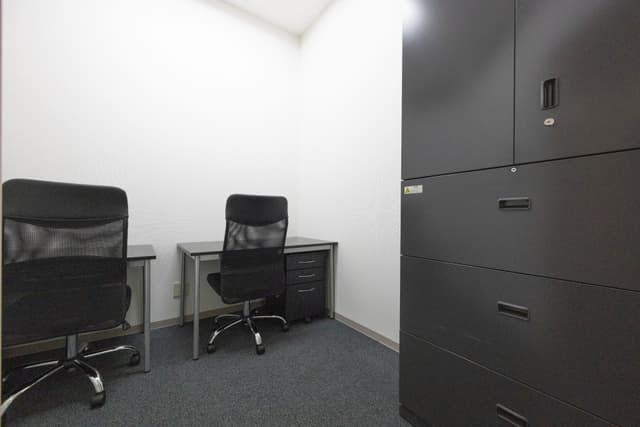 専有部_個室。オフィス家具、空調、インターネット回線が全室に備え付けです。