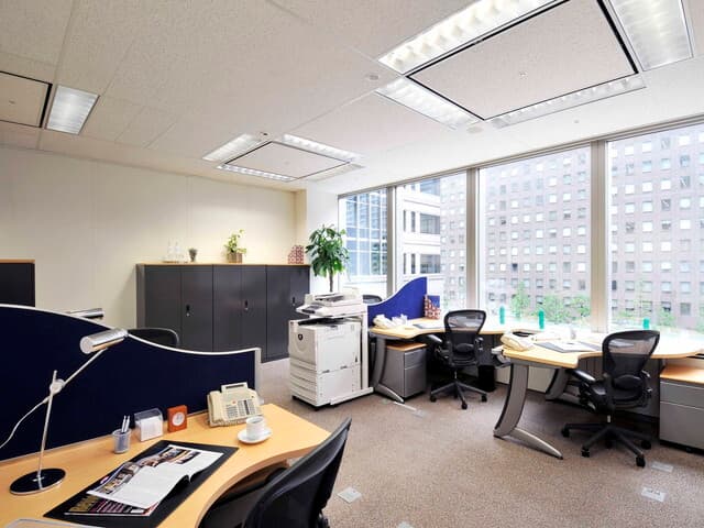 個室_窓付きのお部屋は、明るく開放的な空間となっています。窓からは日本屈指のビジネス街が眺められます。