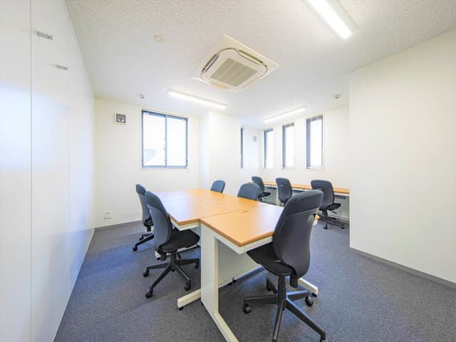 専有部_個室。入居人数に合わせたオフィス家具を設置しています。