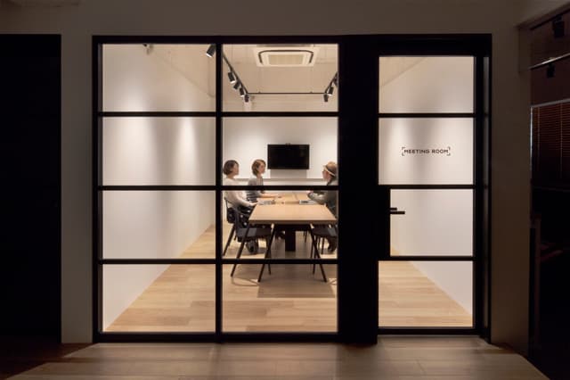 専有部_プライベートオフィス。4名用のデスク・椅子が用意されていますが、必要に応じて追加することもできます。