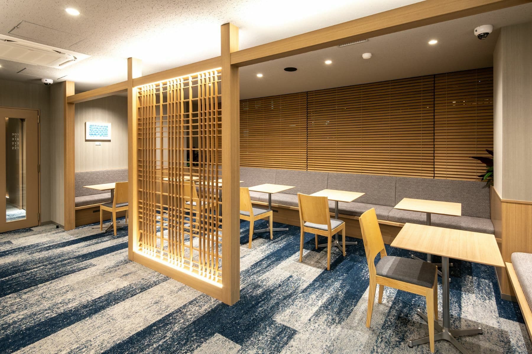 ラウンジ(共用部)。落ち着いた雰囲気の作業スペース。