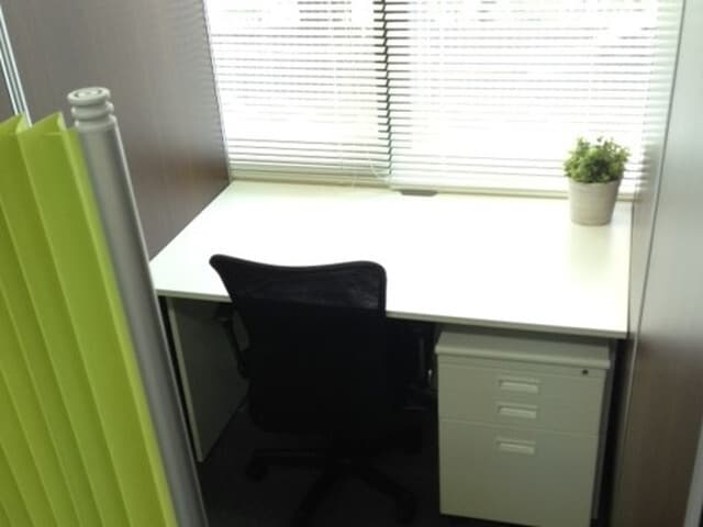 ブース席_デスクやキャビネットなどのオフィス家具が準備されており、作業場としてすぐに利用いただけます。