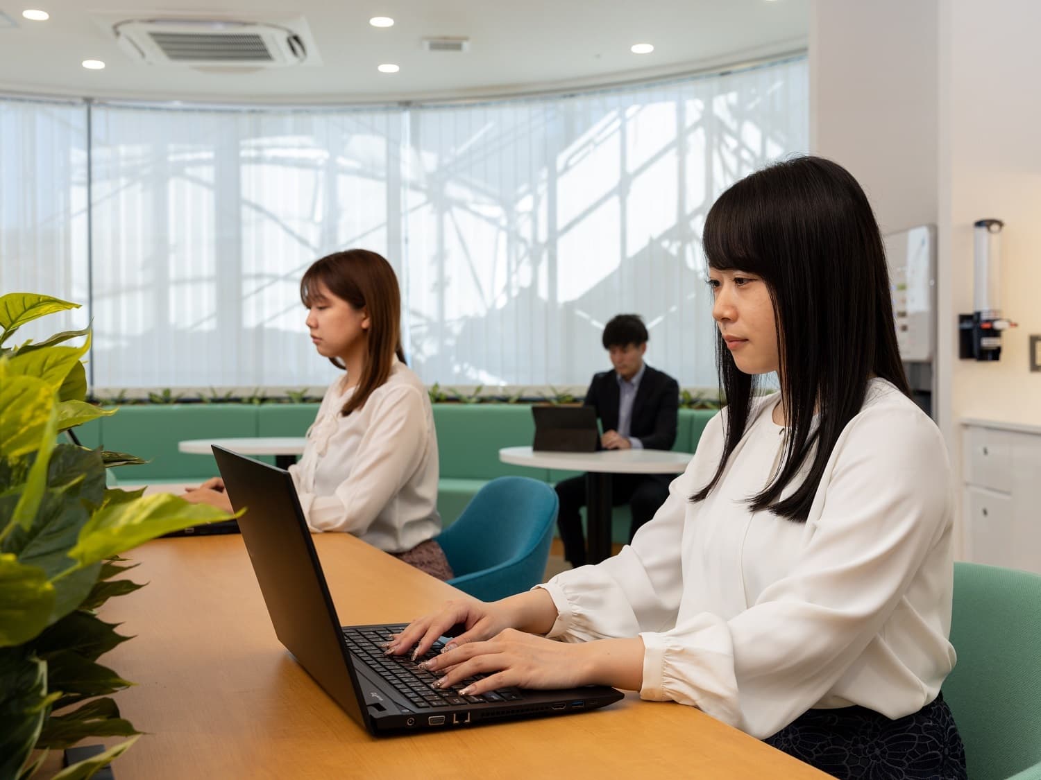 共用部_ビジネスラウンジ。カフェのような空間で仕事が出来ます。