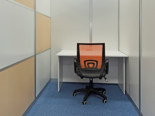 個室_家具付きかつWi-Fi利用可能なため、パソコンを持参すればすぐに作業が開始できます。