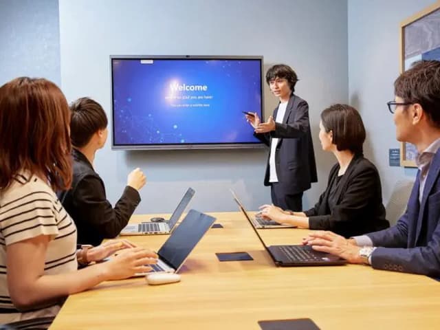 共有部_会議室。大型モニター付きです。※画像はイメージです。©bizcomfort