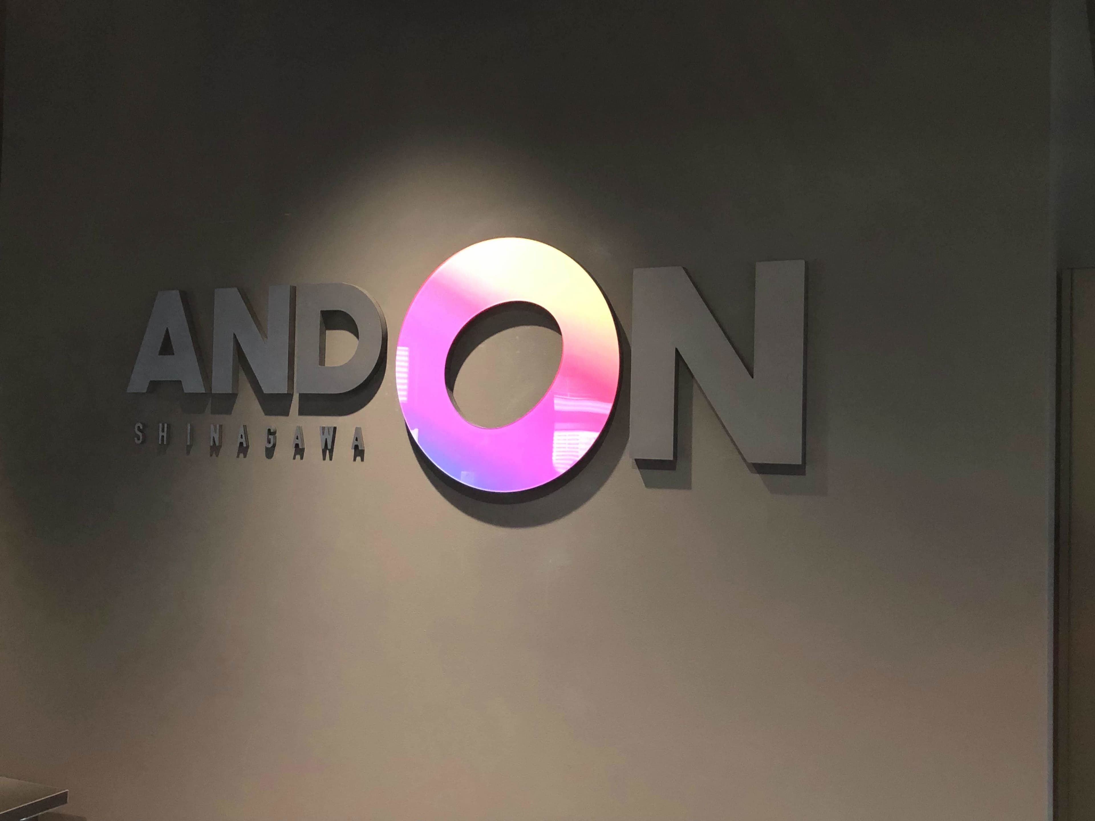 オフィスロゴ_ワークスペースには、おしゃれなロゴがあります。