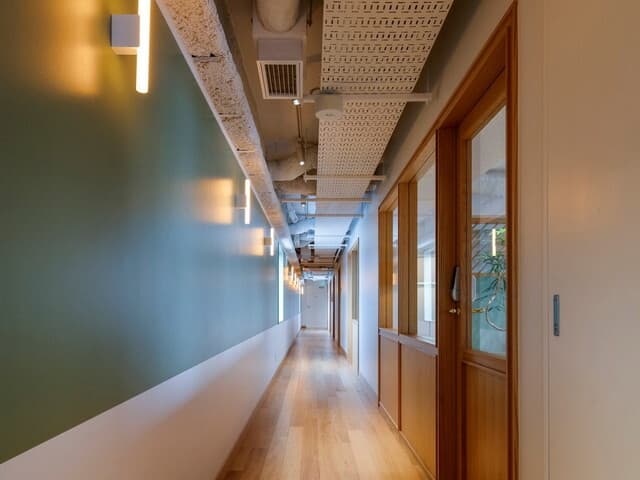 共用部_廊下。木材を基調とした落ち着いた雰囲気の内装となっています。