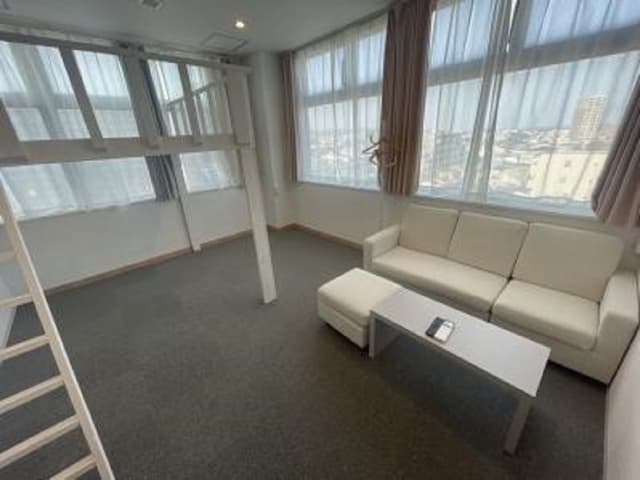 個室_3名用の個室です。大きな窓で採光し、明るい空間になっています。©kasegroup