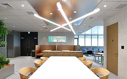 ビッグテーブル_ご入居者様同士の交流の場としても最適な大型のテーブル席もご用意されています