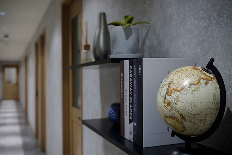 共用部_廊下。オシャレな雰囲気で各部屋に繋がっています。