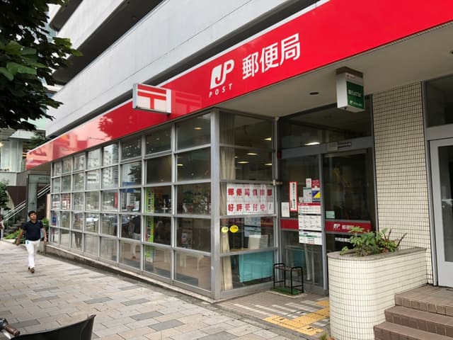 周辺の郵便局_徒歩3分の所に外苑前郵便局があります。