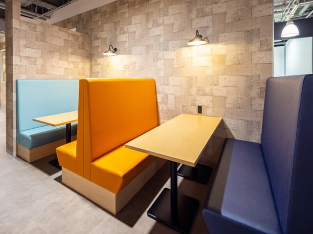 その他_ファミレスブース。打ち合わせや面談などが可能な共用のブース席があります。