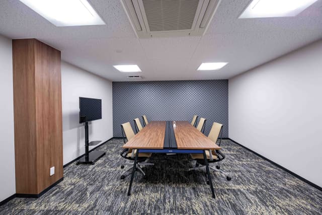 会議室_ビデオ会議などにご利用いただけるモニターなどの設備も充実しています