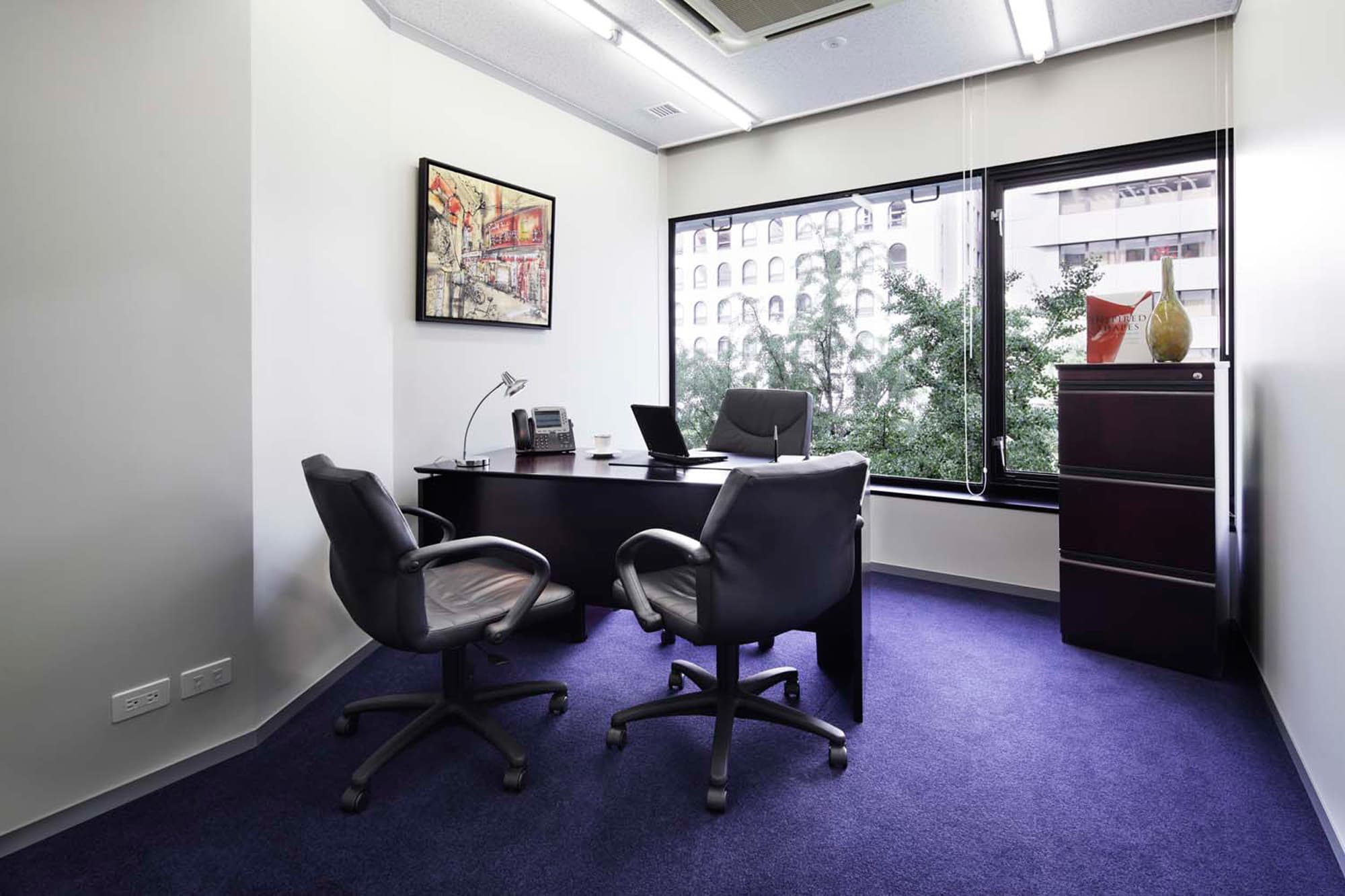 会議室_1~3名用の超小規模人数向け会議室、1対1のミーティングや商談におすすめです