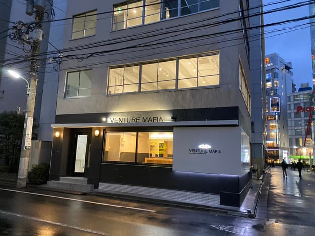 外観_ビル外観画像です。JR五反田駅A2出口から徒歩1分なのでとても使いやすい立地となっています。