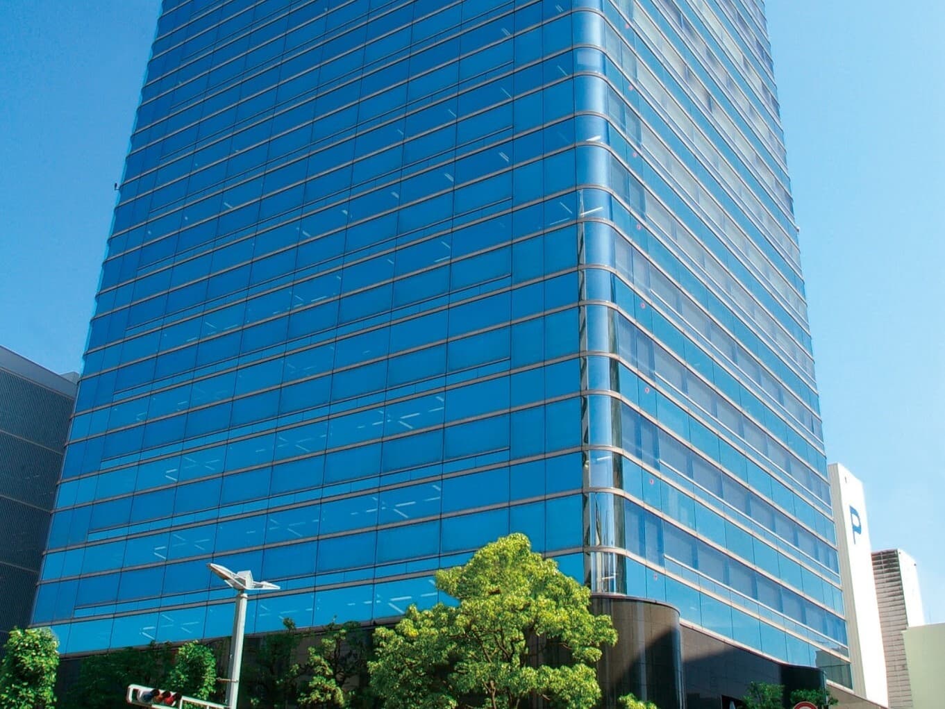 外観_ビル外観。市内中心部にあるガラス張りのビルは知名度良好です。
