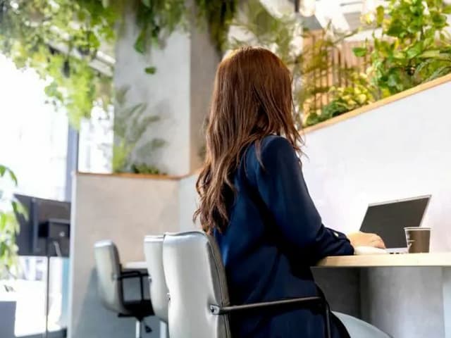 共有部_カフェブース。食事・通話・WEB会議OKの作業スペースです。※画像はイメージです。©bizcomfort