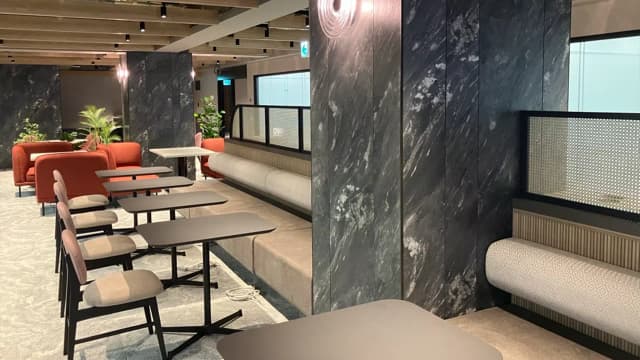 共有部_ラウンジ。自身の仕事内容に合わせ自由にワークスペースを選択できます。ⒸH1O