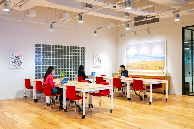 共用部_ホットデスクエリアです。開放的なオープンスペースの使い方はあなた次第©WeWork