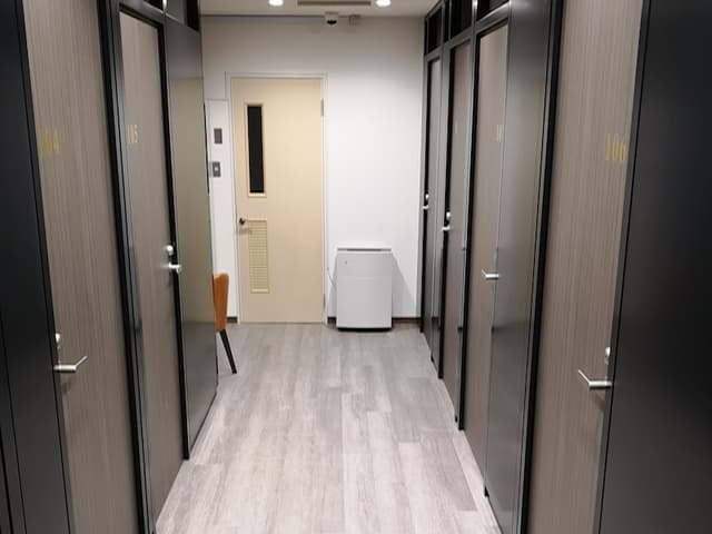 共用部_通路。オフィス内にはプラズマイオン発生装置や空気清浄機が常備しているため快適にご利用いただけます。